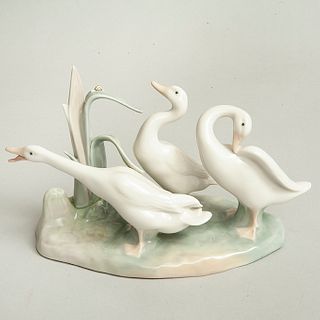 Figura decorativa de patos. España. Ca. 1970 Elaborada en porcelana Lladró. Acabado brillante. 14.5 cm altura