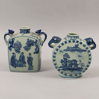 Lote de 2 jarrones. China. Siglo XX. Elaborados en cerámica. Decorados con elementos florales, escenas costumbristas y paisajes.