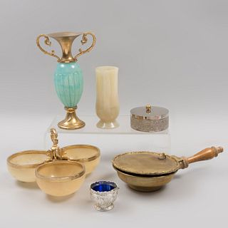 Lote de 6 piezas. Siglo XX. En metal dorado y plateado, alabastro, vidrio y material pétreo. Consta de: jarrón, violetero, otros.