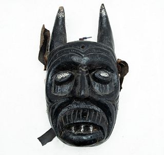 Máscara de diablo. México. Siglo XX. Elaborada en madera color negro. Con orejas de cuero. Decorada con brillantina.