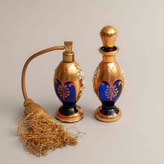 Lote de 2 perfumeros. Siglo XX. Elaborados en cristal de Murano color azul. Uno con aplicador de resina con entorchado de hilo.