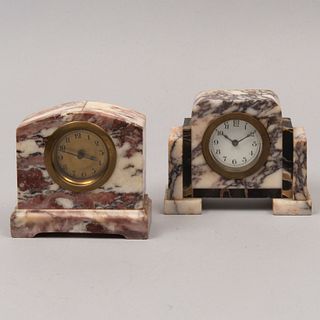 Lote de 2 relojes de mesa. Alemania, otro. Siglo XX. Estilo Art Decó. En talla de mármol rojo y marrón jaspeado. Mecanismo de cuerda.