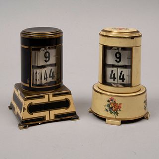 Lote de 2 relojes de mesa. Alemania. Siglo XX. Elaborados en metal dorado policromado. Mecanismo de cuerda.
