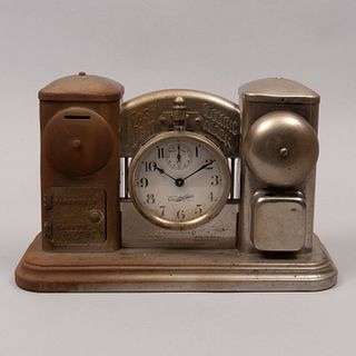 Reloj de chimenea. Chicago, Estados Unidos. Ca. 1901 Elaborado en metal plateado. Marca Darche Mfg Co. Mecanismo de cuerda.