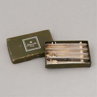 Lote de 4 cuchillos mantequilleros. Francia. Siglo XX. Elaborados en metal plateado Christofle. En caja original.
