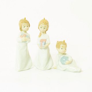 Christmas Morning 1005940 - Lladro Porcelain Figure