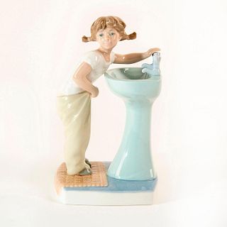 Clean Up Time 1004838 - Lladro Porcelain Figure
