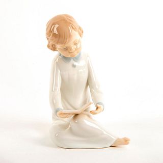 Boy Reading 02010568 - Nao Porcelain Figure by Lladro