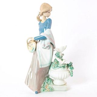 In the Garden 1005416 - Lladro Porcelain Figurine
