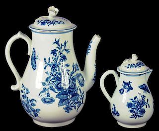 A WORCESTER COFFEE POT AND COVER AND MILK JUG AND COVER, C1770-80  transfer printed in underglaze