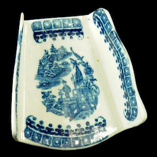 A CAUGHLEY ASPARAGUS SERVER, C1780-90  transfer printed in underglaze blue with the Fisherman