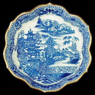 A CAUGHLEY TEAPOT STAND, C1782-92  transfer printed in underglaze blue with the Pagoda pattern, 14cm