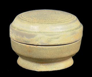 A CHINESE YUE WARE BOX AND COVER, TANG DYNASTY  oF grey porcelaneous fabric in grey-green glaze, the