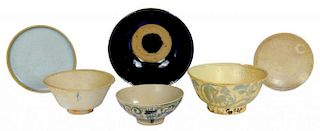 FOUR VARIOUS CHINESE PORCELAIN BOWLS AND TWO STANDS INCLUDING A BLUE AND WHITE BOWL FROM VUNG TAO