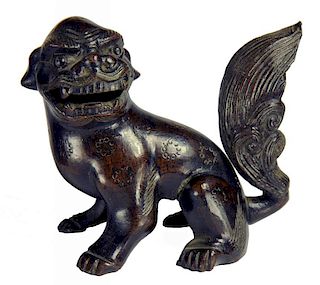 A CHINESE BRONZE MODEL OF A DOG OF FO, 17/18TH C  8cm h ++ Tail slightly loose but in otherwise good