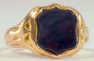 A 15CT GOLD SIGNET RING WITH BLOODSTONE INTAGLIO, CHESTER 1910, 3.5G