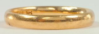 A GOLD WEDDING RING, MARKED 18CT, 2.6G