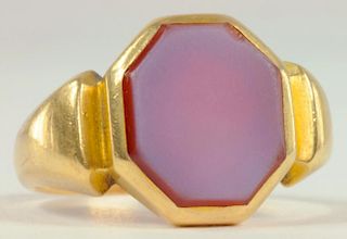 A GOLD SIGNET RING WITH AGATE MATRIX, MARKED 18, 7.9G GROSS