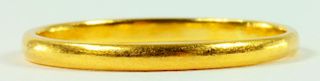 A 22CT GOLD WEDDING RING, 1.8G