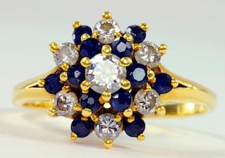 A SAPPHIRE AND DIAMOND CLUSTER RING IN 18CT GOLD, 3.4G GROSS