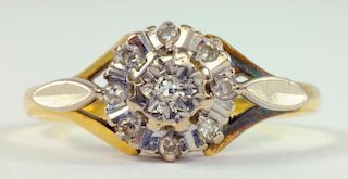 A DIAMOND CLUSTER RING IN 18CT GOLD, 3G
