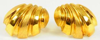 A PAIR OF GOLD SHELL SHAPED EARRINGS, MARKED 750, 6.1G