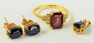 A RUBY AND DIAMOND RING IN 18CT GOLD, A SAPPHIRE PENDANT AND A PAIR OF EARRINGS IN GOLD, 4.3G GROSS