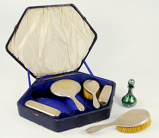 AN EDWARD VIII SILVER FIVE PIECE BRUSH SET, LONDON 1936, CASED AND A SILVER OVERLAID GREEN GLASS