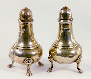 A PAIR OF GEORGE V SILVER PEPPER CASTERS, ON THREE FEET, LONDON 1911, 3OZS