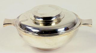 A GEORGE V SILVER QUAICH SHAPED PORRINGER AND COVER, SHEFFIELD 1923 AND 24, 9OZS