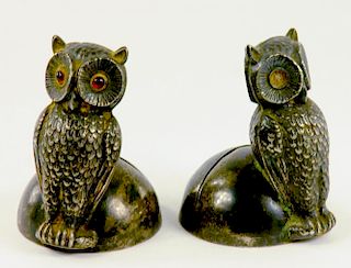 A PAIR OF EDWARD VII SILVER OWL NOVELTY PLACE STANDS, BIRMINGHAM 1908, 10Z 10DWTS