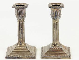 A PAIR OF EDWARD VII SILVER DWARF COLUMNAR CANDLESTICKS WITH NOZZLES, LONDON 1902, LOADED
