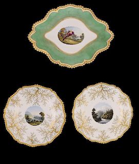 A FLIGHT, BARR & BARR GREEN GROUND DESSERT DISH AND A PAIR OF PLATES, C1820-25  the plates  finely