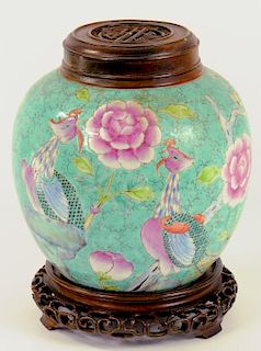 A CHINESE TURQUOISE GROUND FAMILLE ROSE PHOENIX AND PEONY JAR, 19TH/20TH C, PIECED WOOD COVER AND