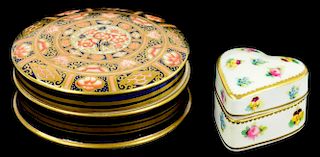 A STAFFORDSHIRE 'DERBY' JAPAN PATTERN ROUND BOX AND COVER, LATE 19TH C AND A MINTONS MINIATURE HEART