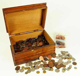 AN OAK BOX CONTAINING MISCELLANEOUS UNITED KINGDOM MAINLY PRE DECIMAL COINS TO INCLUDE FLORINS,