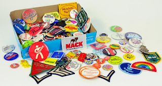 AN INTERESTING COLLECTION OF 1960'S - 70'S PRINTED TINPLATE AND OTHER BADGES