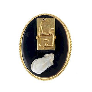 A 1970s 18ct gold and hardstone novelty panel. The oval-shape onyx base, with 18ct gold rope-twist s