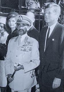 [JFK] A SIGNED VINTAGE PHOTOGRAPH OF JACKIE AND JOHN F. KENNEDY AND HAILE SELASSIE, 1963