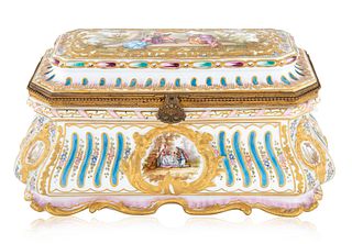 A FRENCH PORCELAIN JEWELRY BOX, CHOISY-LE-ROY, FRANCE, CIRCA 1786-1886 