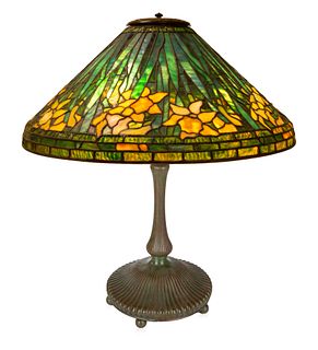 A MODERN 'DAFFODIL' TABLE LAMP, MANNER OF TIFFANY STUDIOS