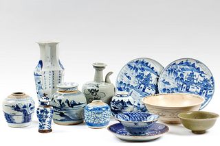 A GROUP OF 13 PIECES OF ASSORTED CHINESE PORCELAIN