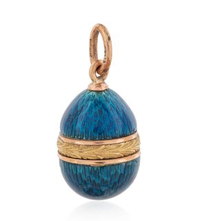 A RUSSIAN ROSE GOLD AND GUILLOCHE EGG PENDANT, WORKMASTER AUGUST HOLLMING, ST. PETERSBURG, 1899-1904