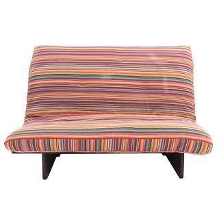 Sofá - camastro. Siglo XX. Estructura de madera. Con respaldo y asiento acojinado en tapicería rayada multicolor.