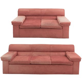 Sala. Siglo XX. Estructuras de madera, en tapicería color naranja. Consta de: Love seat y sofá de 3 plazas. Piezas: 2