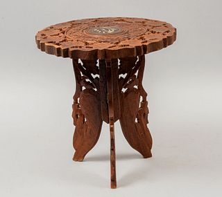 Banco. SXX. Estilo Marroquí. En madera. Decorado con elementos calados, florales, vegetales y aplicaciones sintéticos. 32 x 29 cm Ø