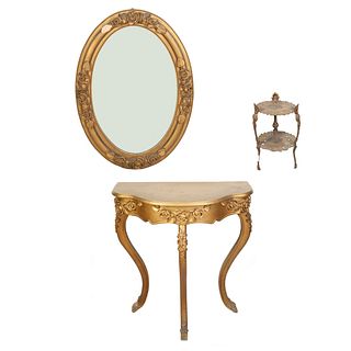 Lote de 3 piezas. Siglo XX. Consta de: Mesa consola, espejo y pedestal para jardín. Elaborados en madera y metal dorado.