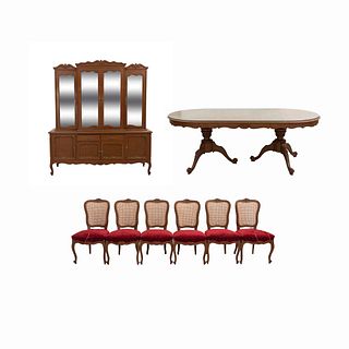 Comedor. Siglo XX. En talla de madera. Consta de: Mesa, 6 sillas, vitrina - trinchador.