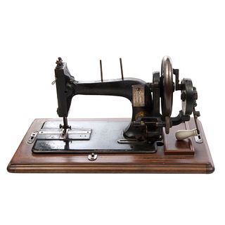 Máquina de coser. Alemania. Siglo XIX. Elaborada en metal. Marca Seidel & Naumann. No. 339. Con caja de madera. 29 cm altura (caja)