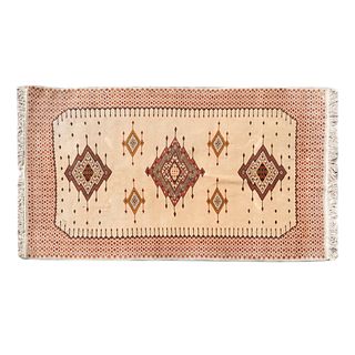 Tapete. México, siglo XX. Estilo Temoaya. Elaborado en fibras de lana. Decorado con motivos geométricos sobre fondo beige.